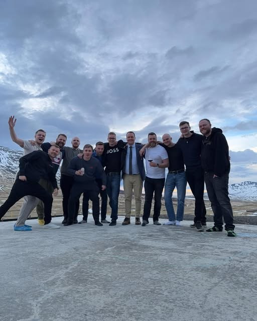 Félagar RT6 á fjallstoppi undir skýjuðum kvöldhimni