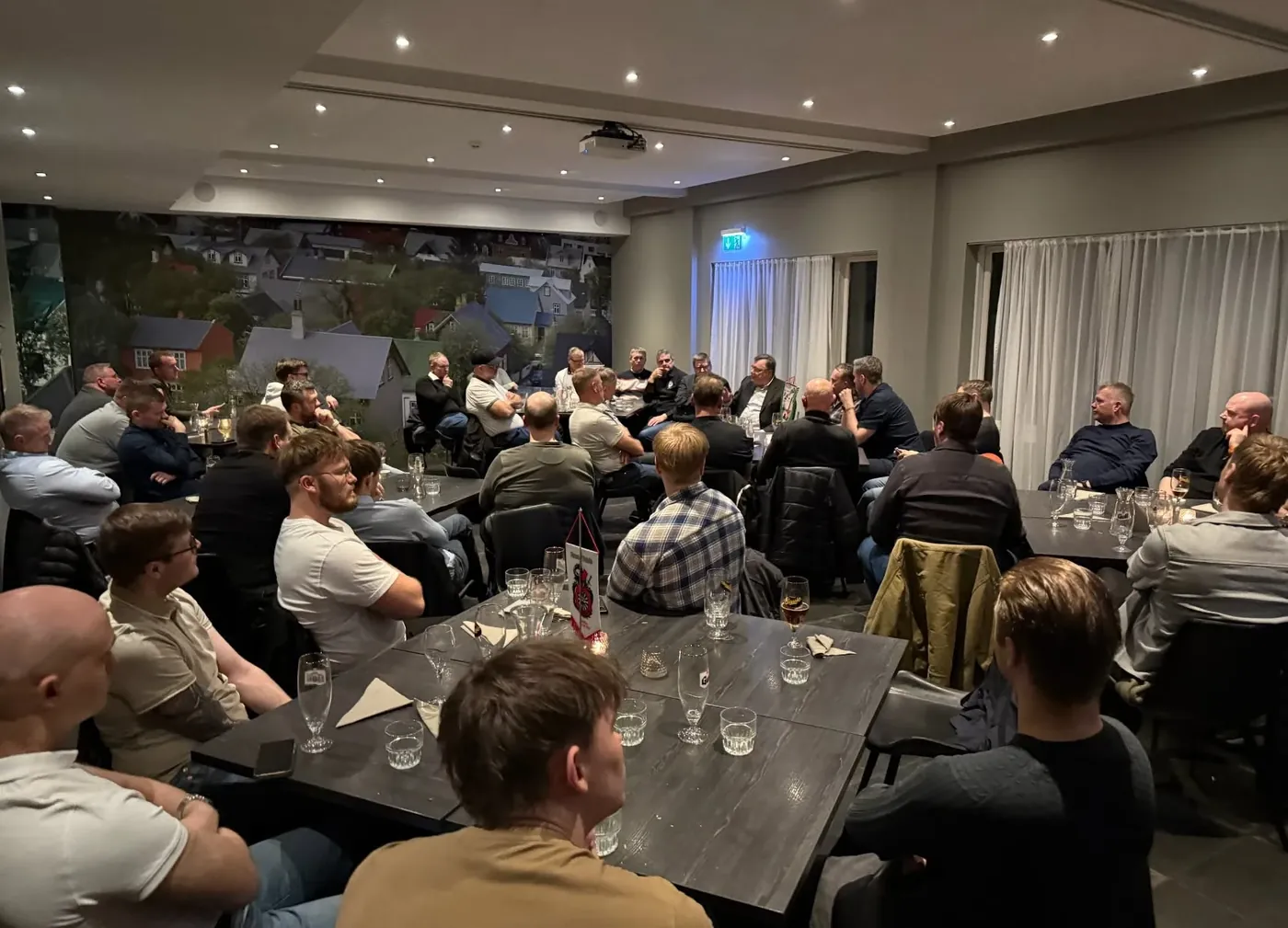 Fullur salur á fundi, með fána RT6 á borðinu