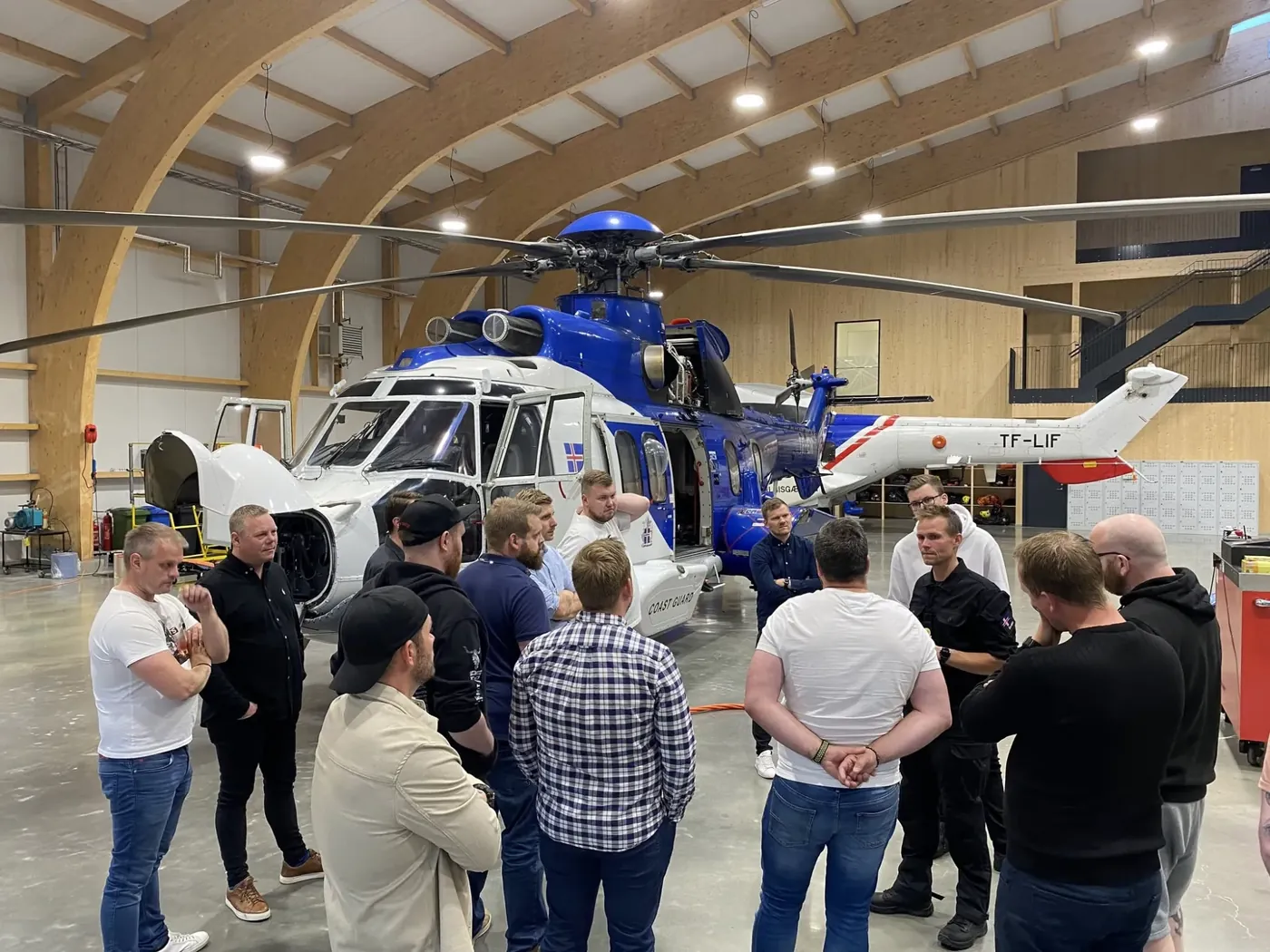 Félagar fá leiðsögn um þyrlu Landhelgisgæslunnar í flugskýli